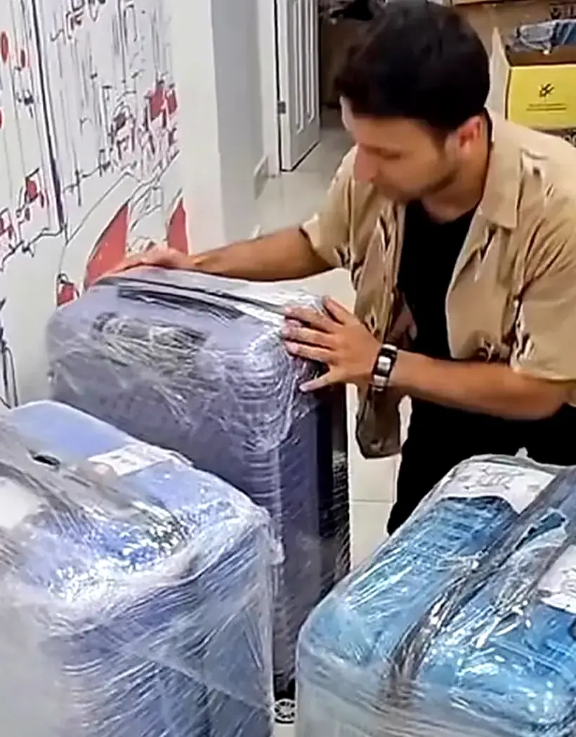 حقائب وأغراض شخصية مغلَّفة للشحن
